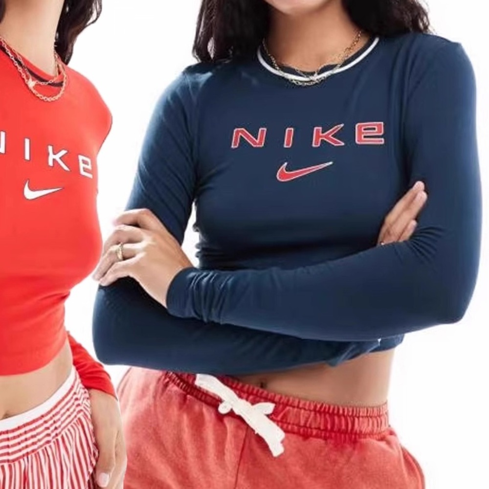 Nike Sportswear Chill Knit Slim Long-Sleeve Cropped Graphic T-Shirt